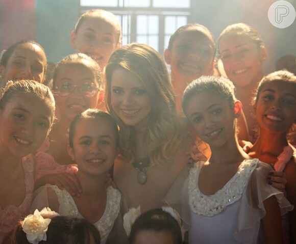 Sandy foi alvo de tietagem de bailarinas após as gravações da novela 'I Love Paraisópolis'
