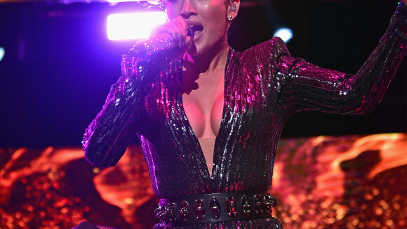 Aos 46 anos, Jennifer Lopez mostra boa forma com look decotado em show