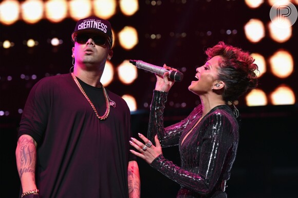 Aos 46 anos, Jennifer Lopez mostra boa forma com look decotado em show