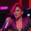 Aos 46 anos, Jennifer Lopez mostra boa forma com look decotado em show
