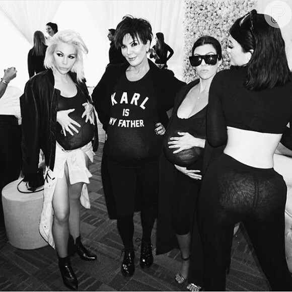 Depois de tanto reclamar sobre as mudanças do corpo na gravidez, Kim Kardashian ganhou uma festa surpresa do marido para comemorar seus 35 anos. Na ocasião, todos os convidados ganharam barrigas falsas para curtir o evento