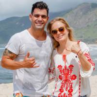 Juliano Cazarré fica sem camisa, surfa e conversa com Angélica em praia do Rio