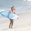 Juliano Cazarré estreia prancha de surfe durante gravação do programa 'Estrelas'