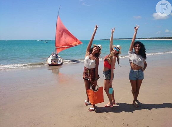 A atriz está de férias em Porto de Galinhas, Pernambuco, com a irmã e uma amiga