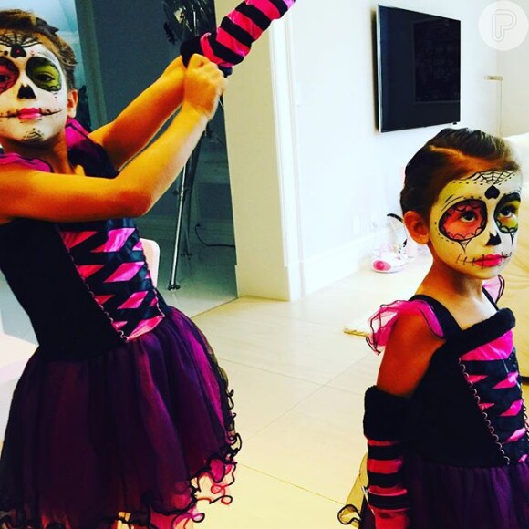 Adriana Lima mostrou as filhas Valentina e Siena prontas para comemorar o Halloween, celebrado no dia 31 de outubro