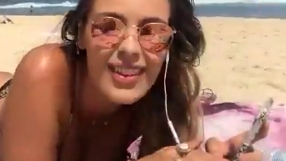 Yasmin Brunet reclama de paparazzo na praia: 'Não dá para ficar confortável'