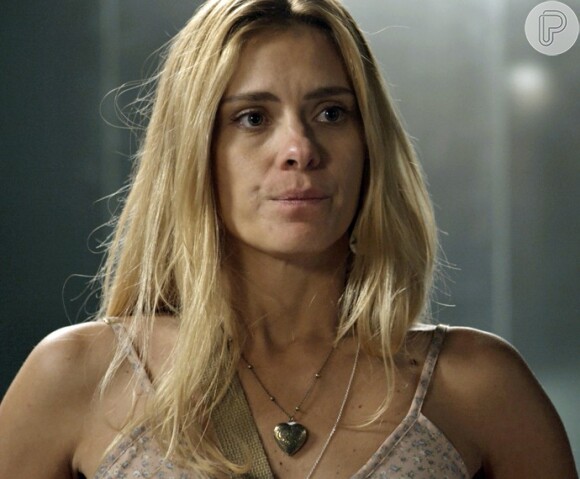 Lara (Carolina Dieckmann) corresponde ao beijo de Dante (Marco Pigossi), mas fica culpada e o coloca para fora de seu quarto, na novela 'A Regra do Jogo'