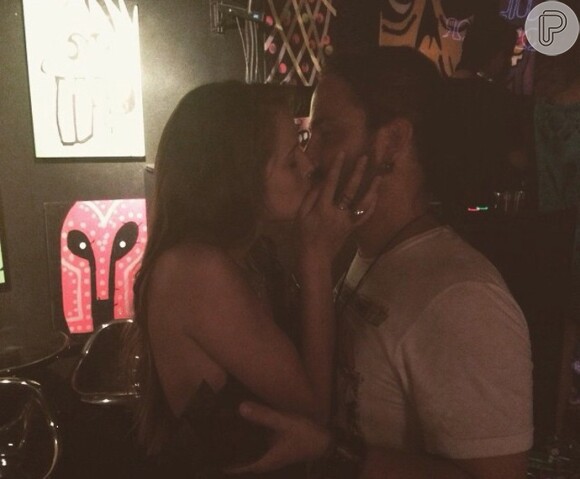 Casal se beijou pela primeira vez há 3 anos atrás, no dia 31 de outubro