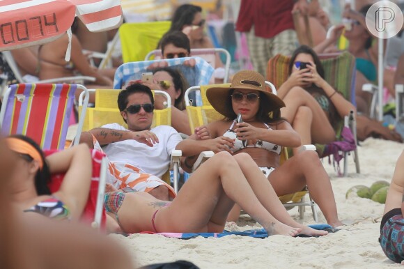 Casal curtiu calor no Rio em praia neste domingo (1)