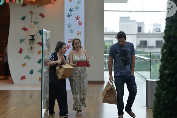 Família de atores passeia em shopping da Barra da Tijuca, na Zona Oeste do Rio
