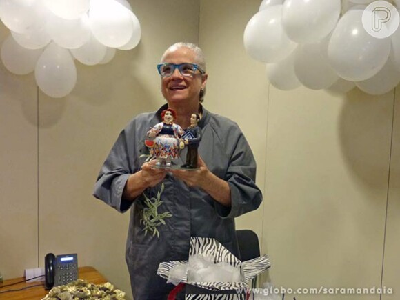 Vera Holtz é ovacionada pela equipe de 'Saramandaia' em festa surpresa de aniversário
