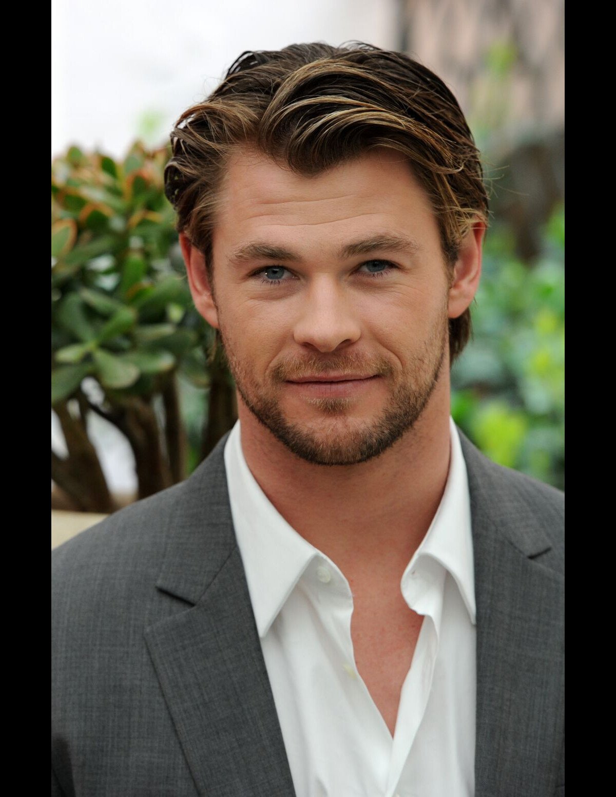 Chris Hemsworth faz aniversário e ganha homenagens de mulher e do
