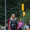 Chris Hemsworth vestido com figurino de Thor, personagem que interpretou no filme homônimo, em 'Os Vingadores' e também em 'Thor: O Mundo Sombrio', que tem estreia prevista para 8 de novembro