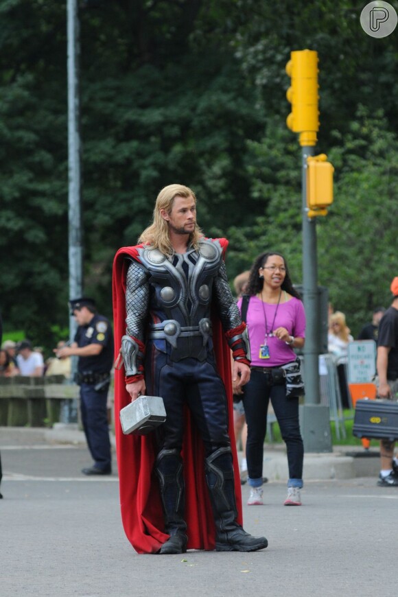 Chris Hemsworth vestido com figurino de Thor, personagem que interpretou no filme homônimo, em 'Os Vingadores' e também em 'Thor: O Mundo Sombrio', que tem estreia prevista para 8 de novembro