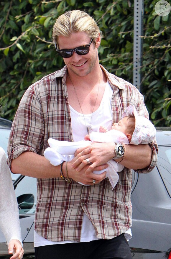 Paizão, Chris Hemsworth foi flagrado carregando a filha com poucos meses de vida cheio de cuidados. Olha a cara de pai babão?