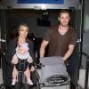 Chris Hemsworth foi visto em aeroporto com a mulher, Elsa Pataky. Dessa vez a mamãe leva a criança e enquanto o marido carrega o carrinho com as bagagens