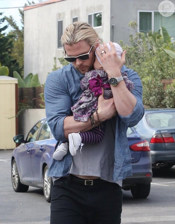 Chris Hemsworth segura a filha no colo de forma carinhosa e protetora. O pai de India interpreta o Deus do Trovão em 'Thor'