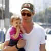 Chris Hemsworth passeia com India Rose Hemsworth no colo e mostra que a menina, de 1 ano, tem estilo: de calça jeans e camisa cor de rosa combinando com o tênis All Star versão mini