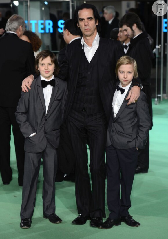 Nick Cave e seus filhos participam da pré-estreia de 'O hobbit', em 12 de dezembro de 2012 no Odeon Leicester Square, em Londres