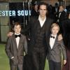 Nick Cave posa com os filhos na pré-estreia de 'O hobbit', em 12 de dezembro de 2012 no Odeon Leicester Square, em Londres