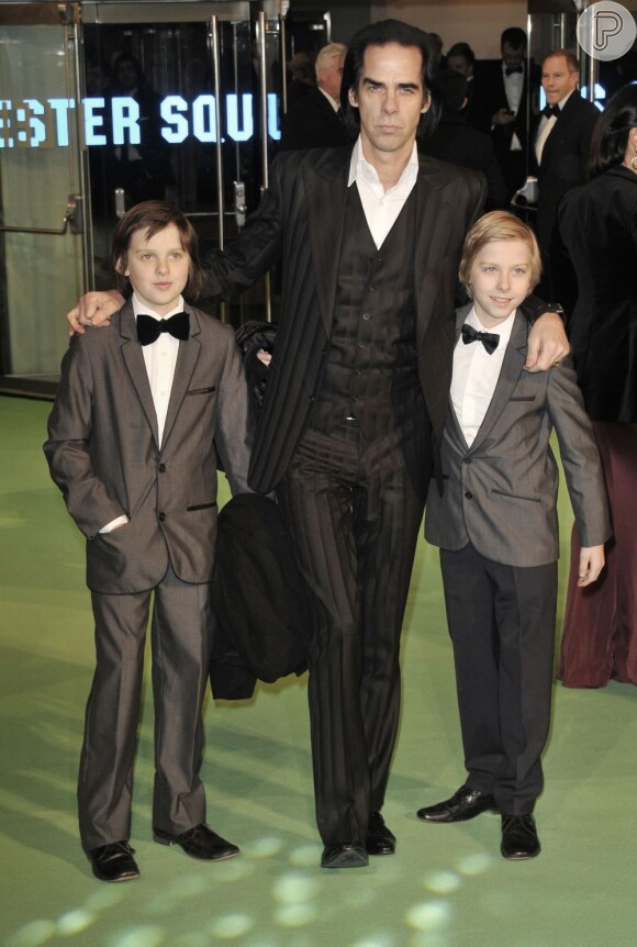 Nick Cave posa com os filhos na pré-estreia de 'O hobbit', em 12 de dezembro de 2012 no Odeon Leicester Square, em Londres