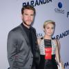 Afastando boatos de separação, Miley Cyrus comparece à première de de Liam Hemsworth