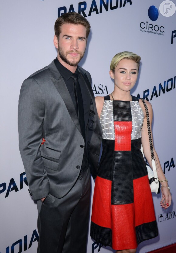 Afastando boatos de separação, Miley Cyrus comparece à première de de Liam Hemsworth