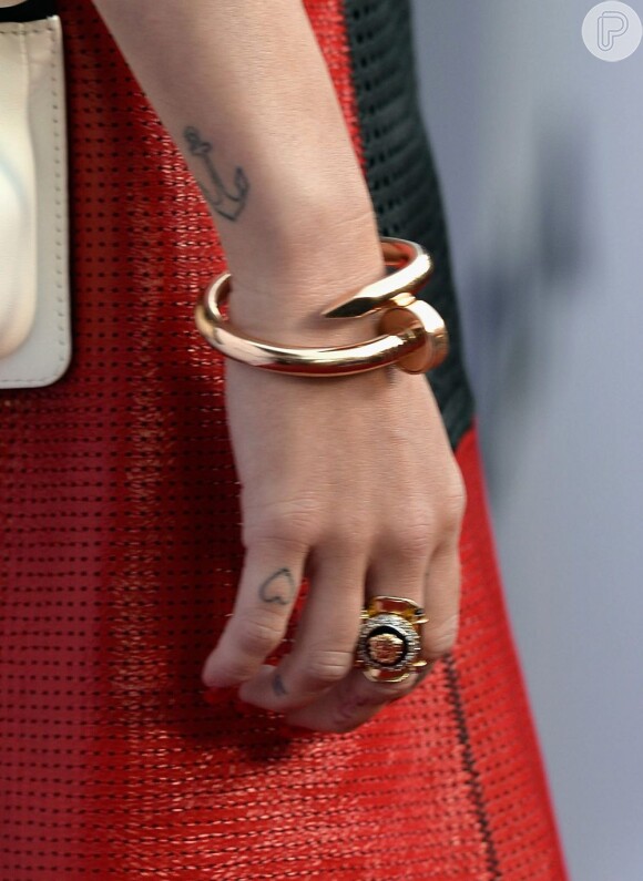 Miley Cyrus usou uma pulseira em forma de martelo que custa R$ 90 mil