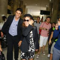 Wanessa é cercada por fãs ao deixar aeroporto no RJ