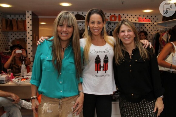 Danielle Winits posa entre as sócias, Fabiana Misse e Renata Ciraudo, na inauguração do brechó La Luna Mia