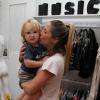Danielle Winits dá um beijinho no filho Guy, durante inauguração da nova loja do brechó La Luna Mia, no shopping Millenium, na Barra da Tijuca, nesta quarta-feira, 12 de dezembro de 2012