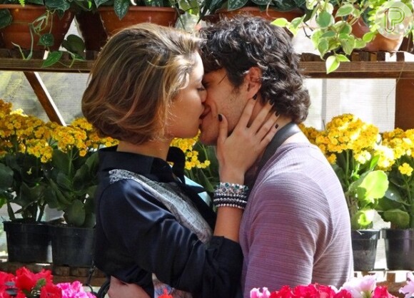 Amora (Sophie Charlotte) beija Bento (Marco Pigossi), em 'Sangue Bom'