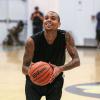 Chris Brown joga basquete com polícia de Los Angeles, após convulsão