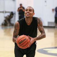 Chris Brown joga basquete beneficente contra polícia de LA após convulsão