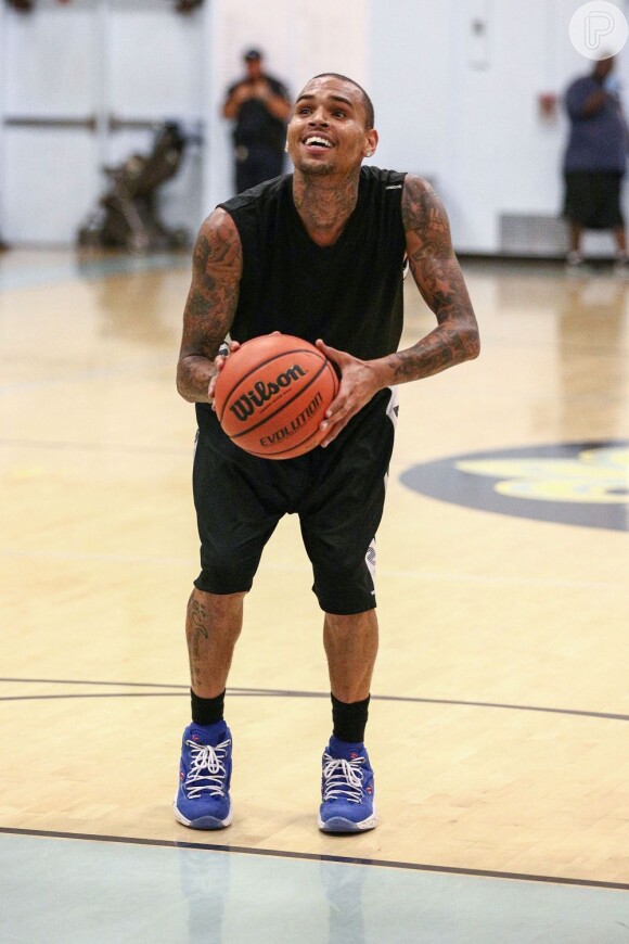 Chris Brown joga basquete com polícia de Los Angeles, após convulsão