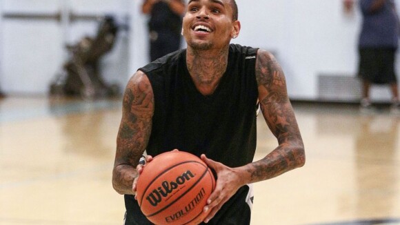 Chris Brown joga basquete beneficente contra polícia de LA após convulsão