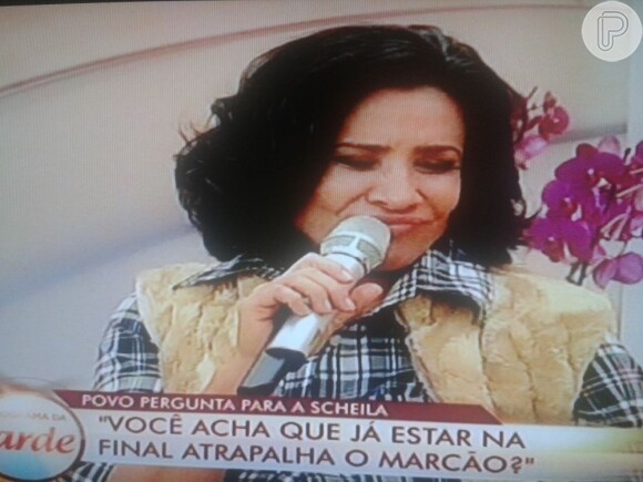 Em entrevista ao programa 'Hoje em Dia', Scheila Carvalho foi surpreendida por Chris Flores que evitou falar sobre um assunto 'sério' com a ex-dançarina