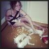 Mariah Carey posta foto no Instagram em que aparece brincando com cachorrinhos em 14 de agosto de 2013