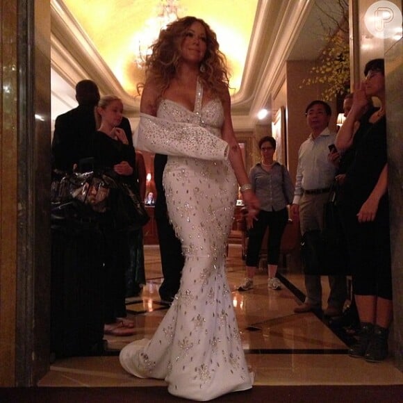 Mariah Carey faz show usando tipoia estilosa