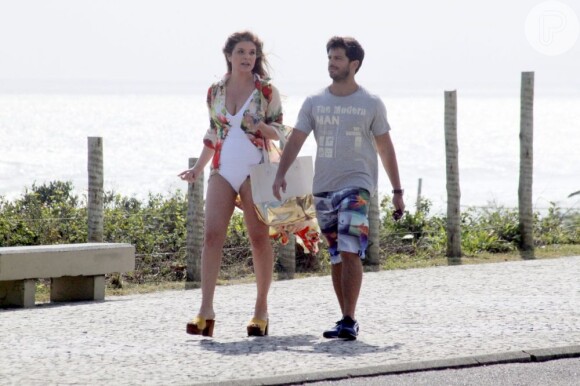 Cristiana Oliveira e Duda Nagle gravam cenas de 'Salve Jorge', na praia da Barra da Tijuca, em 13 de dezembro de 2012