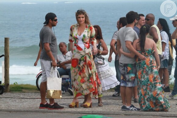 Cristiana Oliveira, vestida como Yolanda, surpreendeu pelo corpo com tudo em cima, durante os bastidores das gravações da novela, em 13 de dezembro de 2012