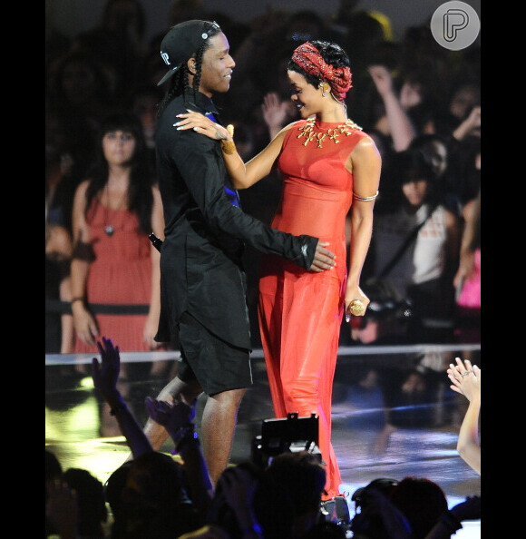 De acordo com o site 'HollywoodLife', Rihanna superou Chris Brown e está saindo com o rapper A$AP Rocky