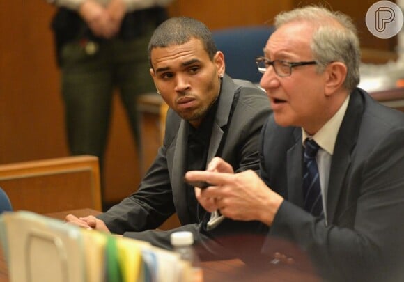 Condenado por agredir a ex-namorada Rihanna em 2009, Chris Brown viola a liberdade condicional e tem que trabalhar mais mil horas com serviços comunitários