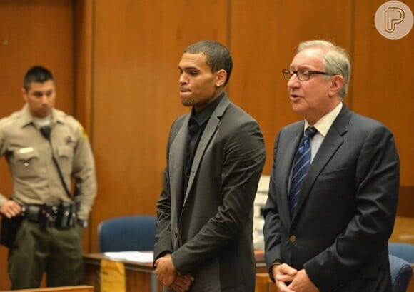 Chris Brown é acusado de agressão à sua ex-namorada Rihanna, em 2009