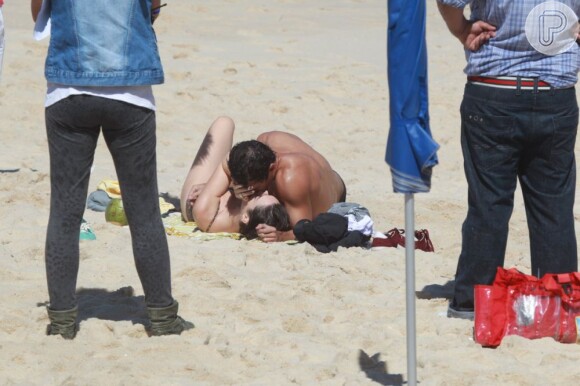 Isabelle Drummond e Thiago Amaral gravam cena de beijo para 'Sangue Bom' em praia do Rio