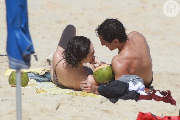 Isabelle Drummond grava cenas de 'Sangue Bom' com Thiago Amaral em praia do Rio