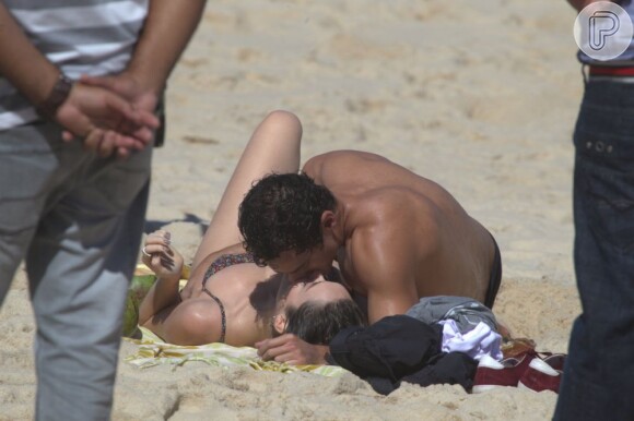 Isabelle Drummond e Thiago Amaral se beijam