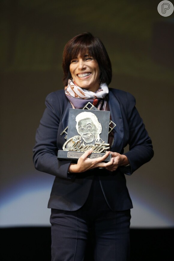 Gloria Pires é homenageada com o Troféu Oscarito de melhor atriz, em Gramado, no Rio Grande do Sul