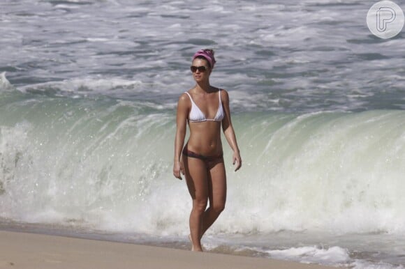 Camila Rodrigues está com o corpo definido e com belas curvas