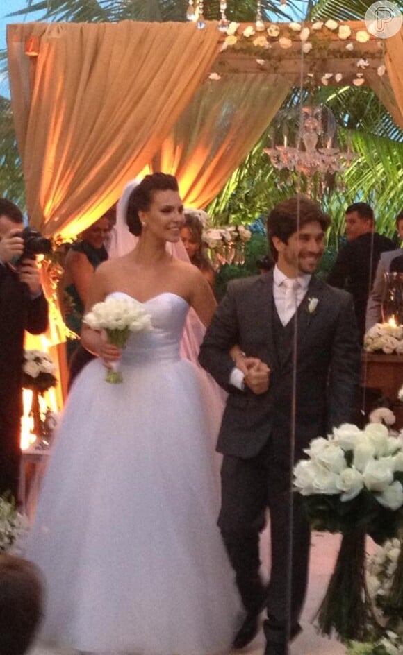 Camila Rodrigues se casou com o empresário Roberto Costa em outubro de 2012, em uma cerimônia íntima, em Florianópolis